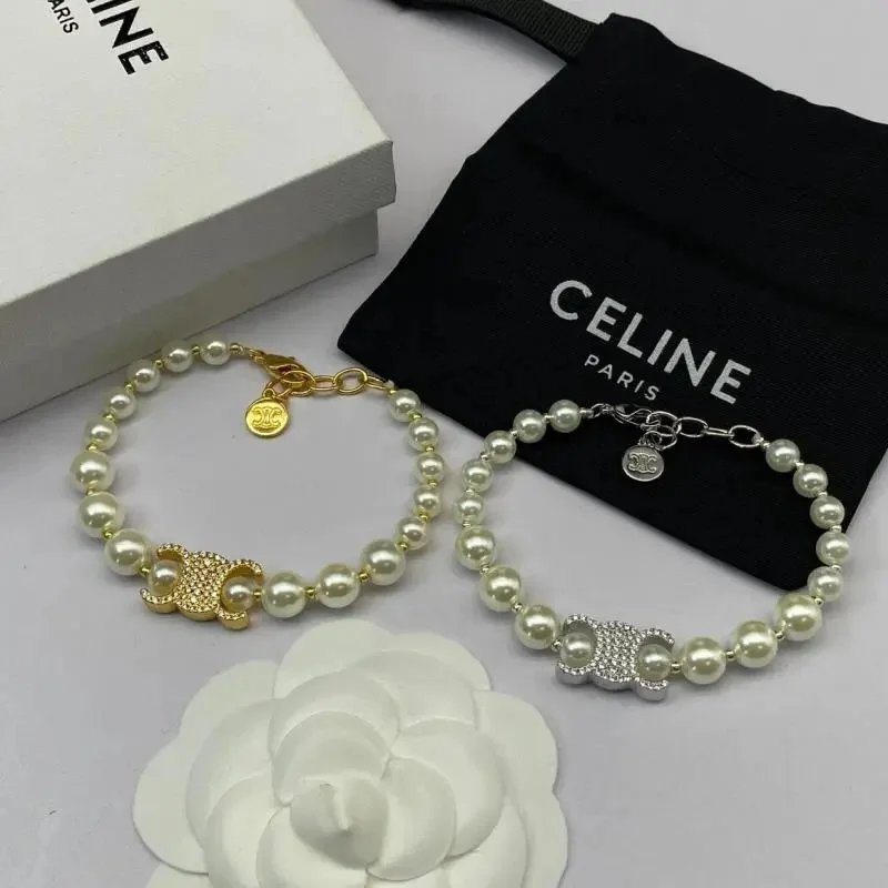 Pearl bracelet with a retro style