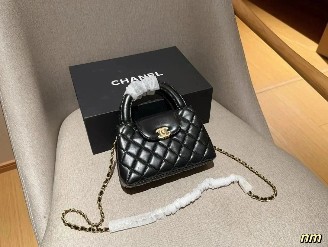 Fashionable and versatile crossbody bag