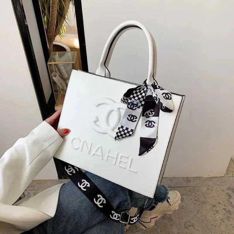 A high-end crossbody women's bag in the style of Chanel