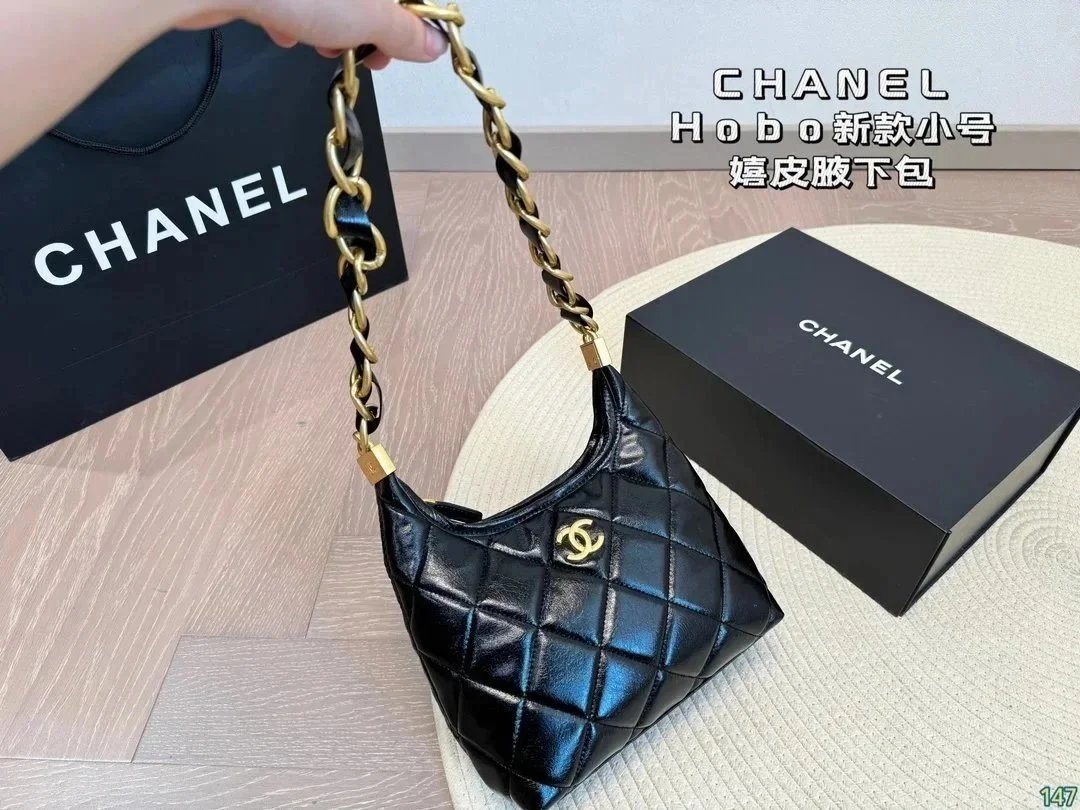 Fashionable and versatile crossbody bag