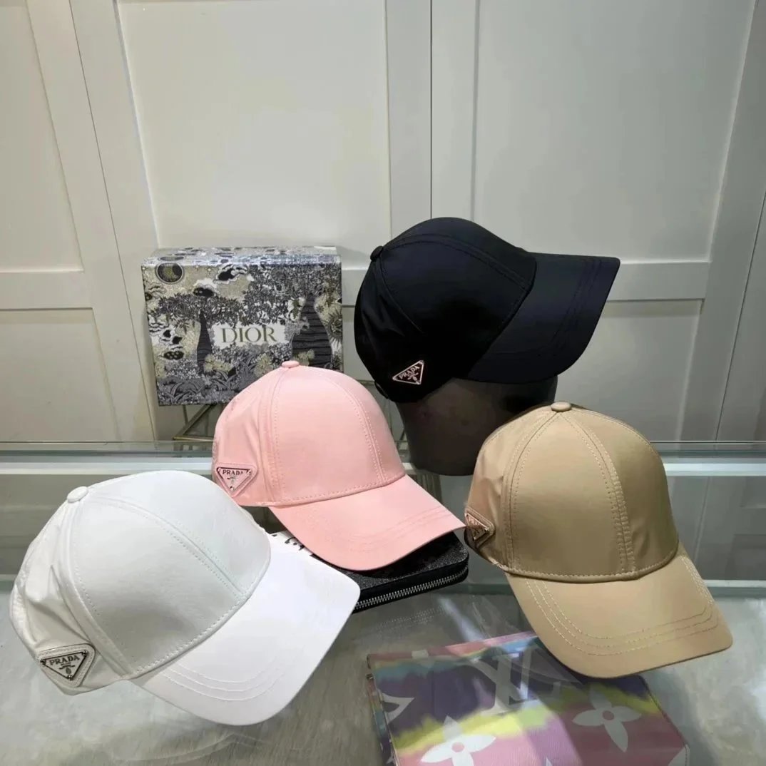 Metal triangular label fashionable baseball cap