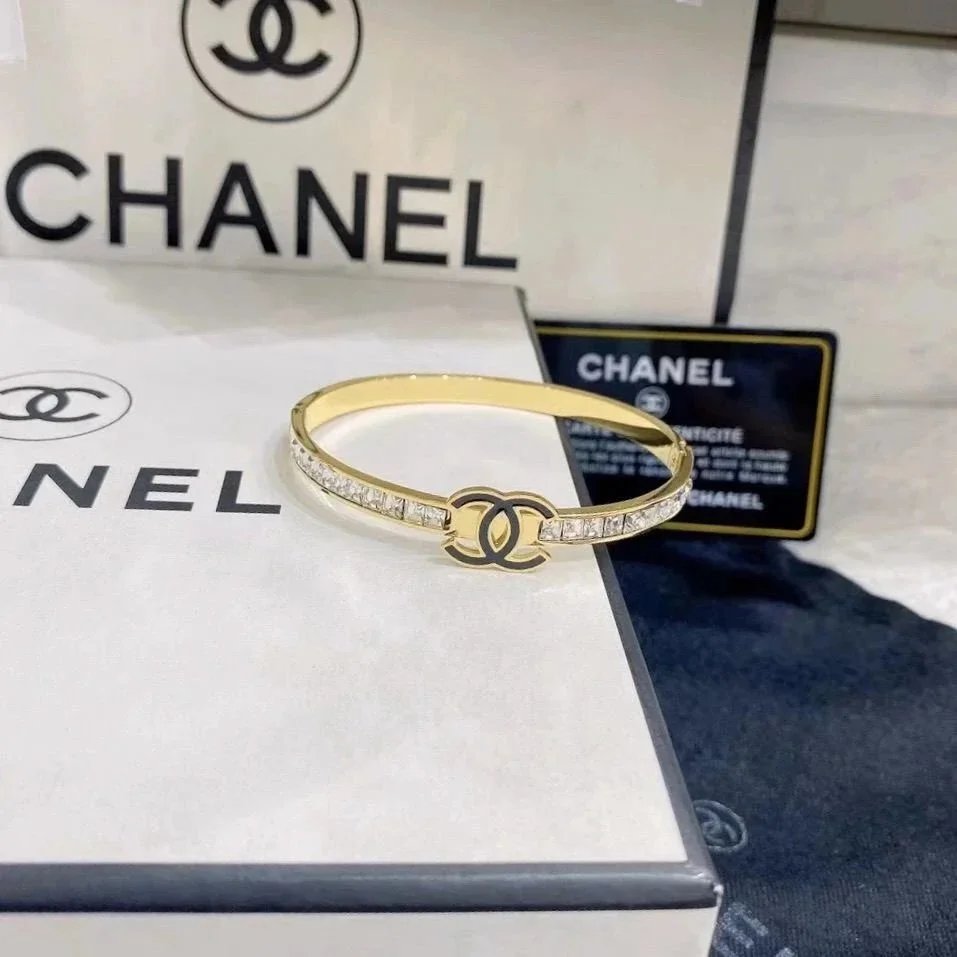 The bracelet is fashionable with sparkling diamonds