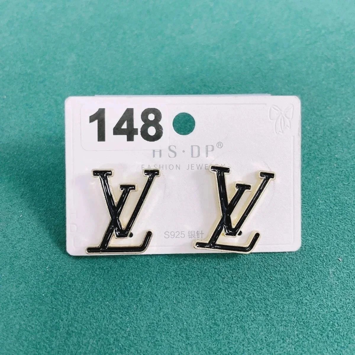 The Xiaoxiangfeng earrings are simple yet elegant