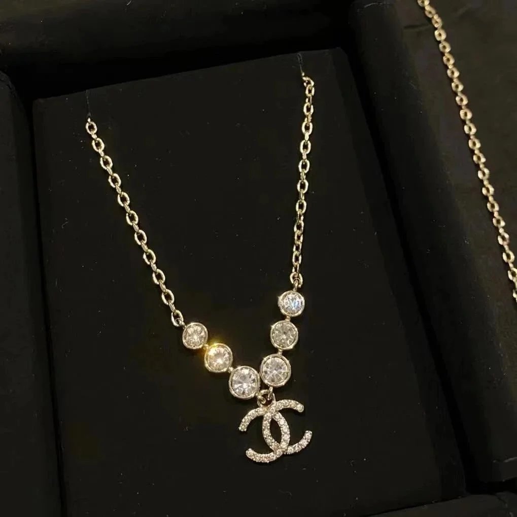The golden light luxury necklace exudes a sweet and elegant