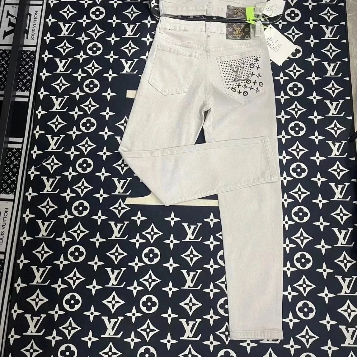 Casual and fashionable best-selling jeans