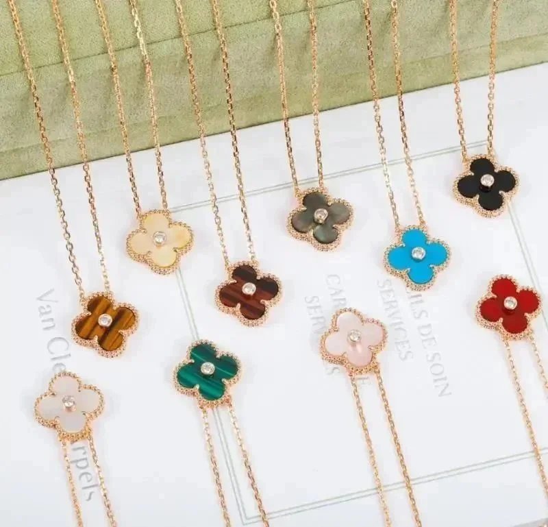 A versatile and trendy fashion necklace
