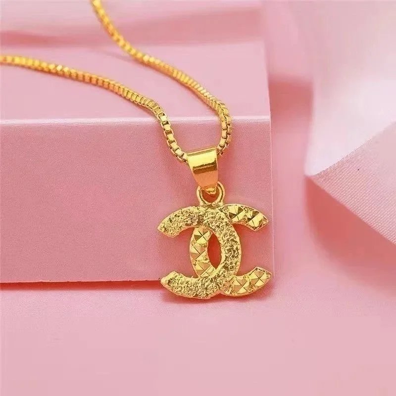 A women's necklace with a light luxury and high-end feel