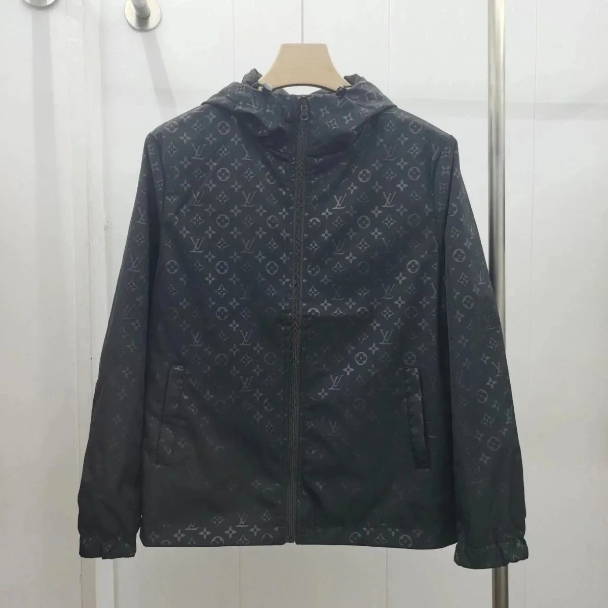 New men's casual, trendy, cool and form-fitting jacket