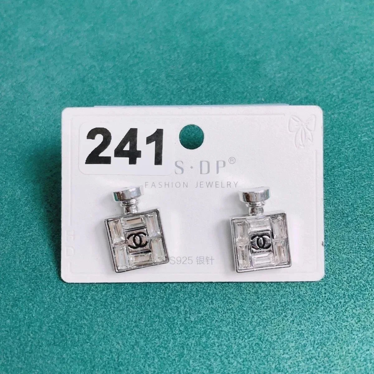 Perfume bottle earrings are high-end and fashionable