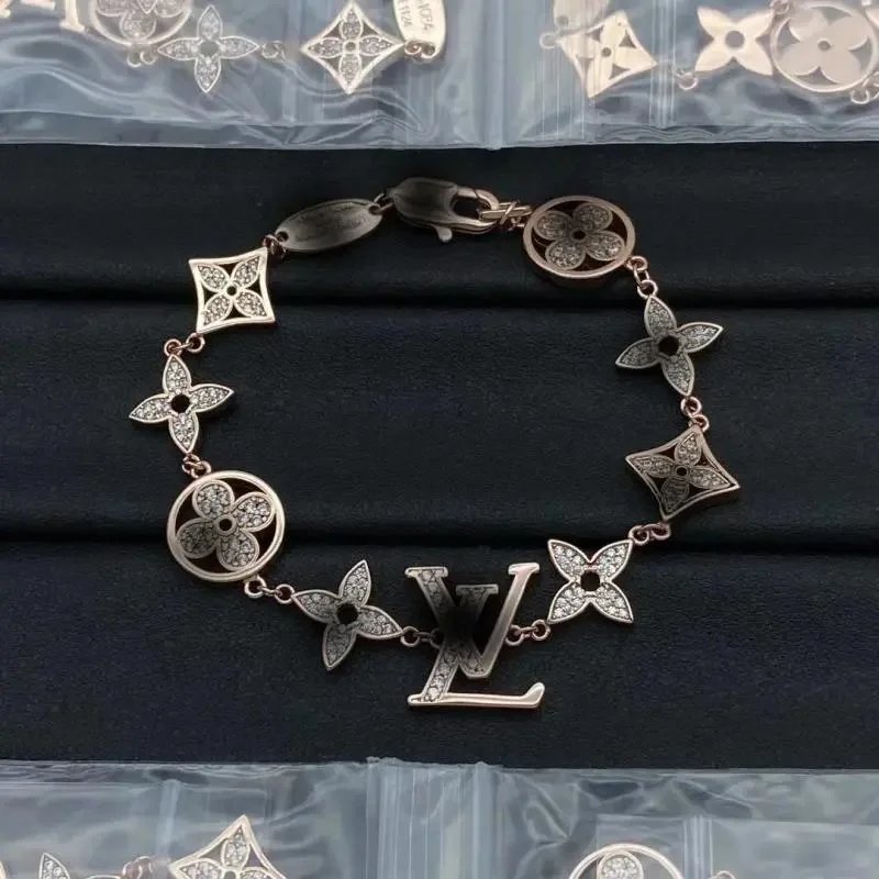 The exquisite star-shaped bracelet with a heart is niche