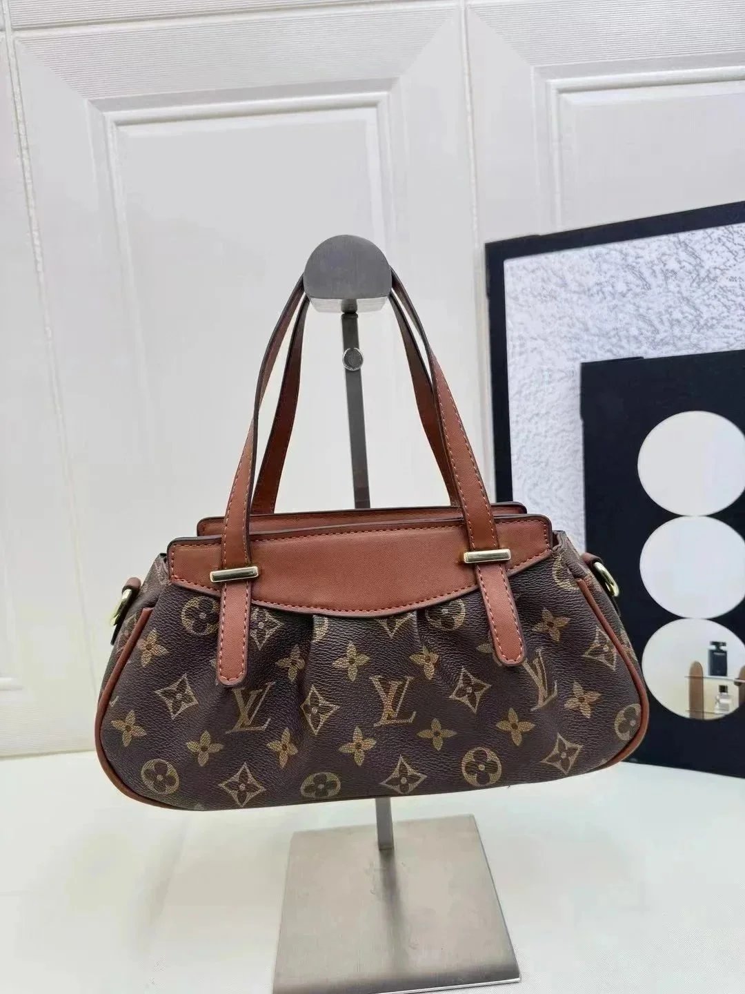 A light luxury style hand-held crossbody handbag for ladies