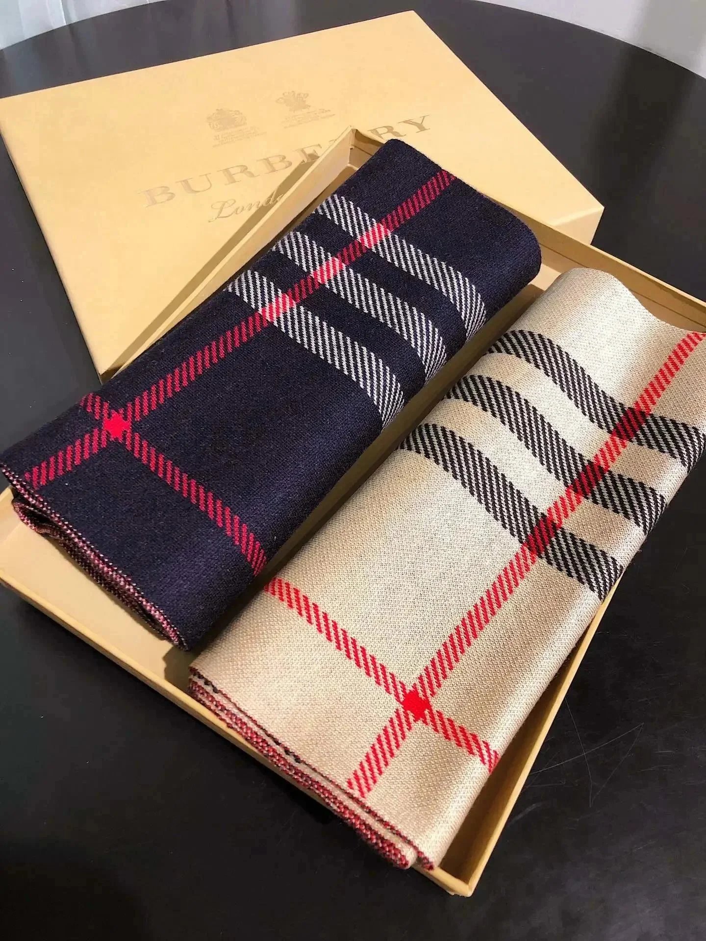 Double-sided cashmere scarf