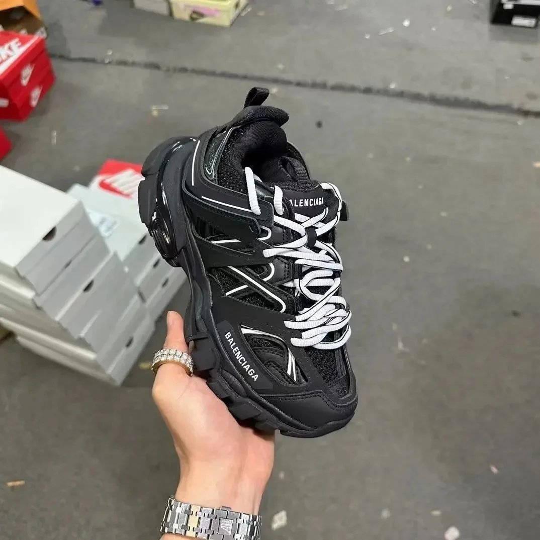 The latest color and style of sports shoes