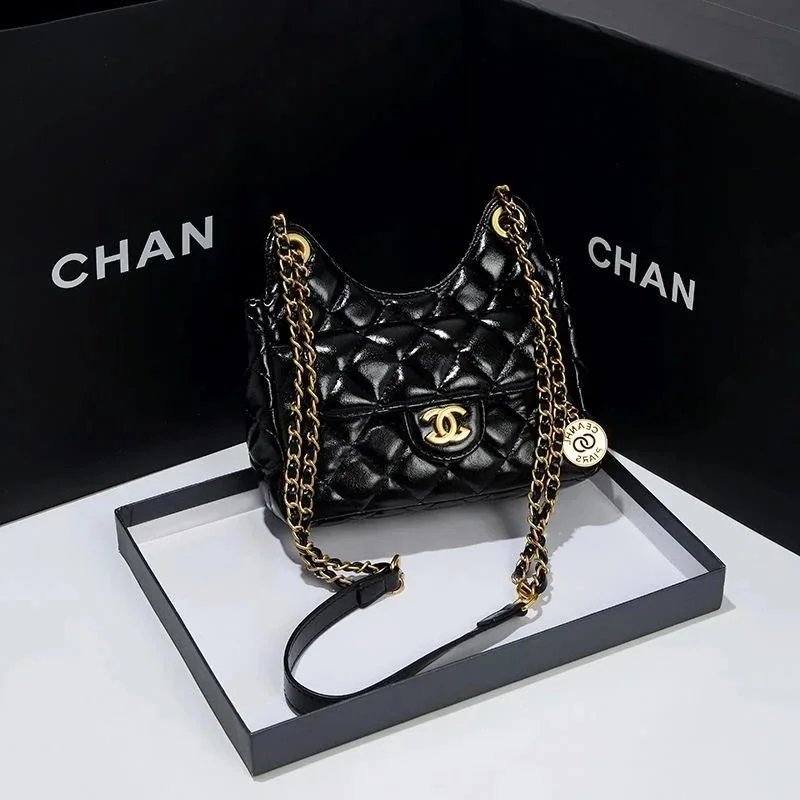A versatile crossbody bag in the style of Chanel