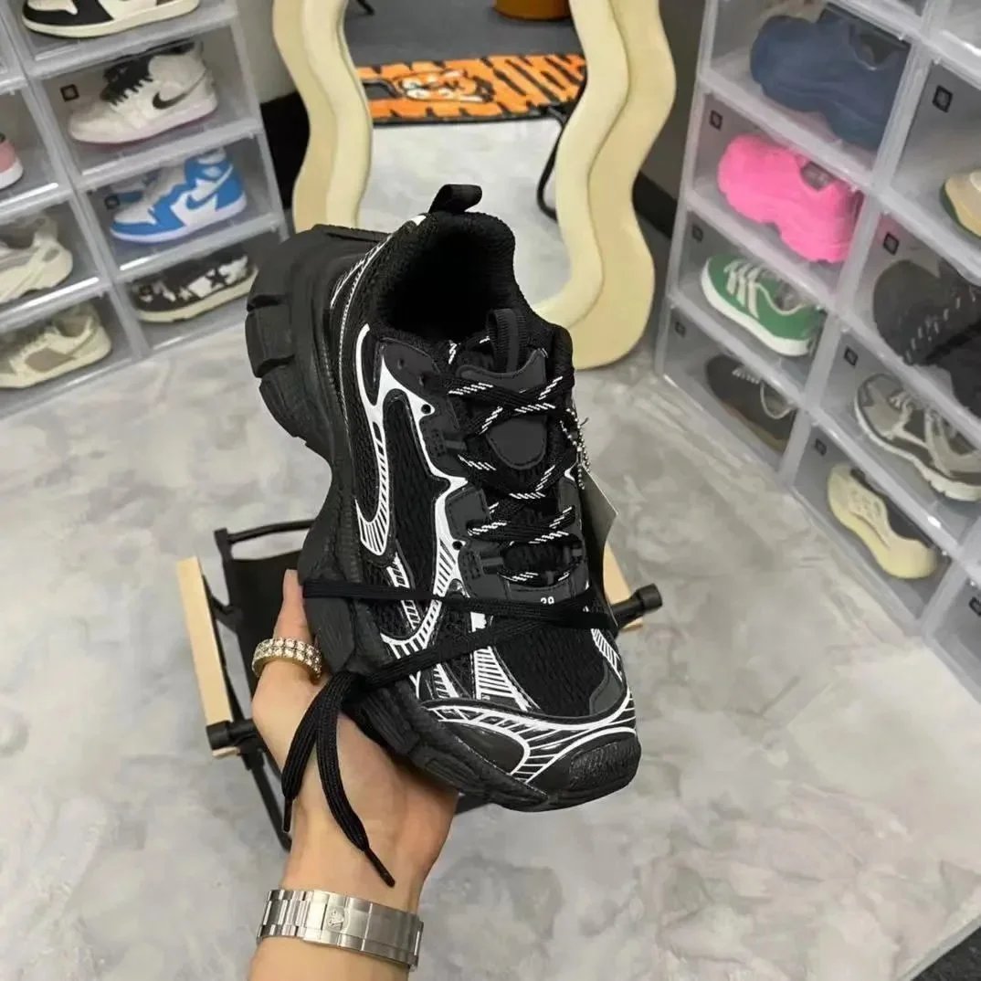 The latest color and style of sports shoes