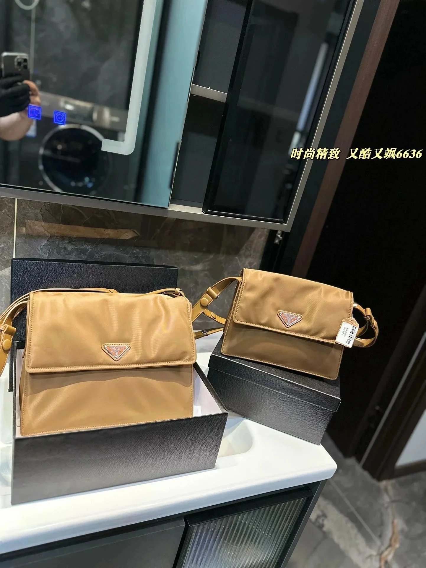 Classic and versatile crossbody bag