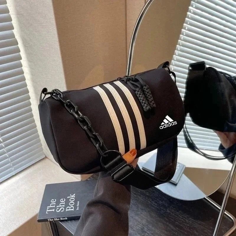 A versatile single-shoulder bag for student sports
