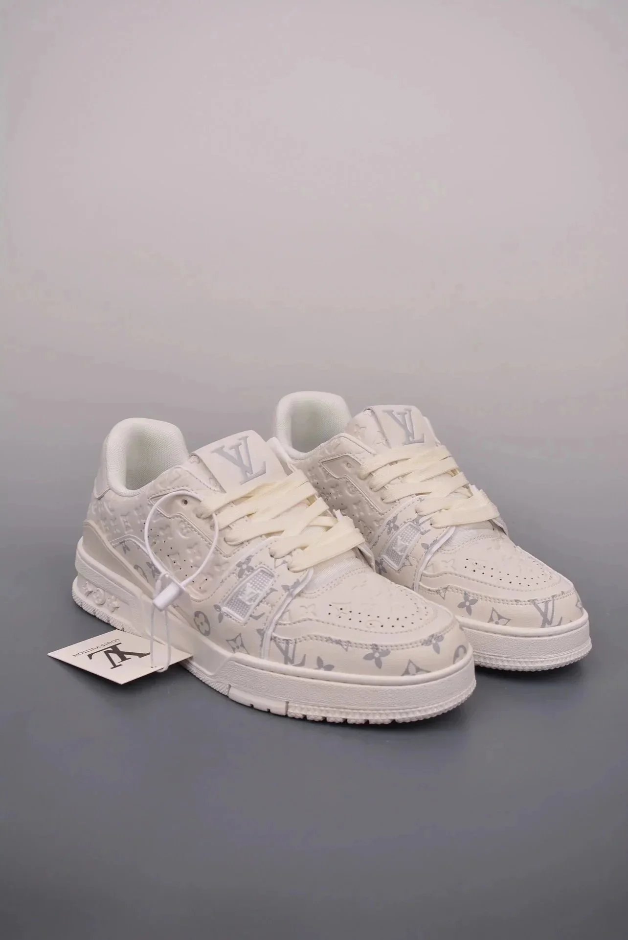 Youthful, fashionable and versatile casual sports shoes