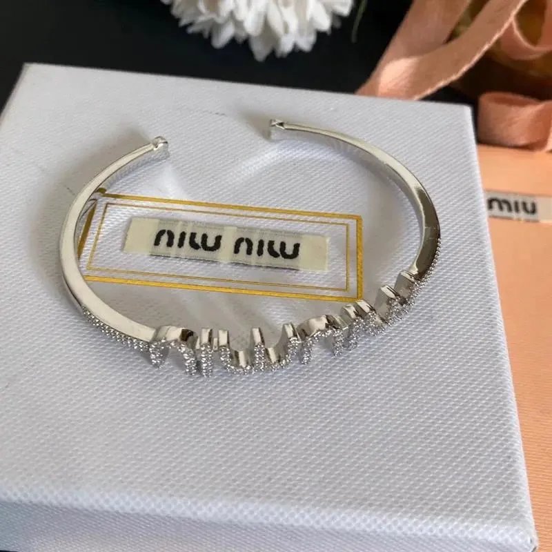 Super sparkling diamond bracelets are niche