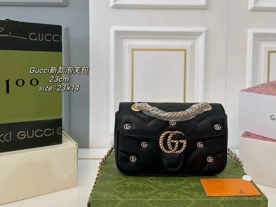 Fashionable and versatile crossbody bag