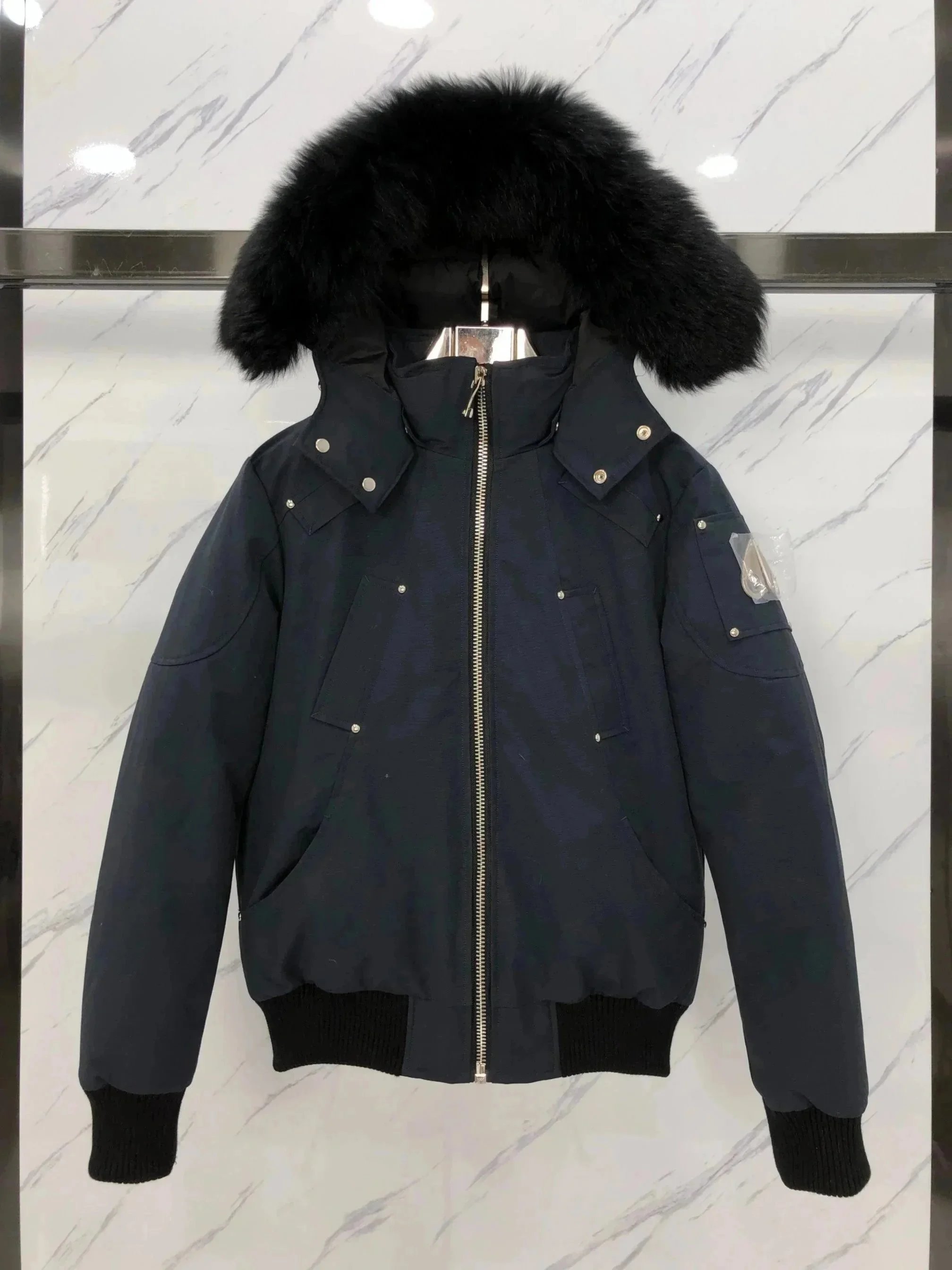 Classic and versatile down jacket