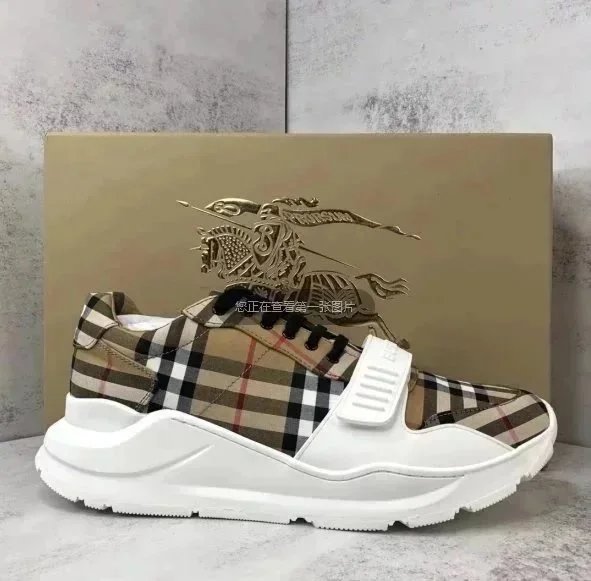 Fashionable sports shoes