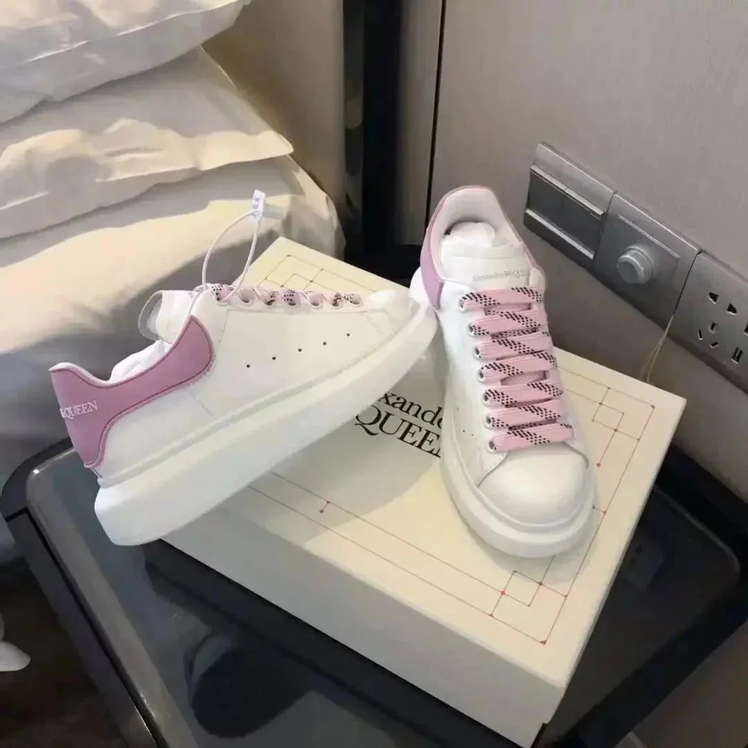 Alexander McQueen Fashionable and versatile casual shoes Collection