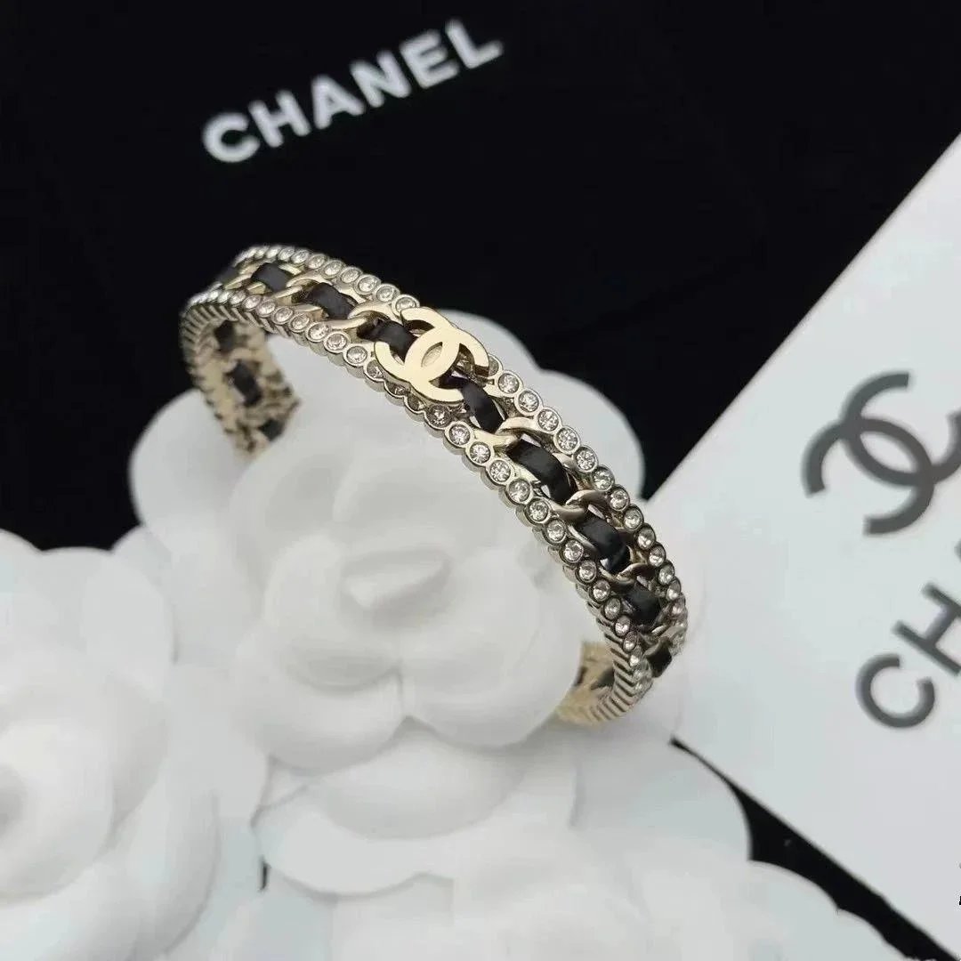 A bracelet with a light luxury and high-end feel