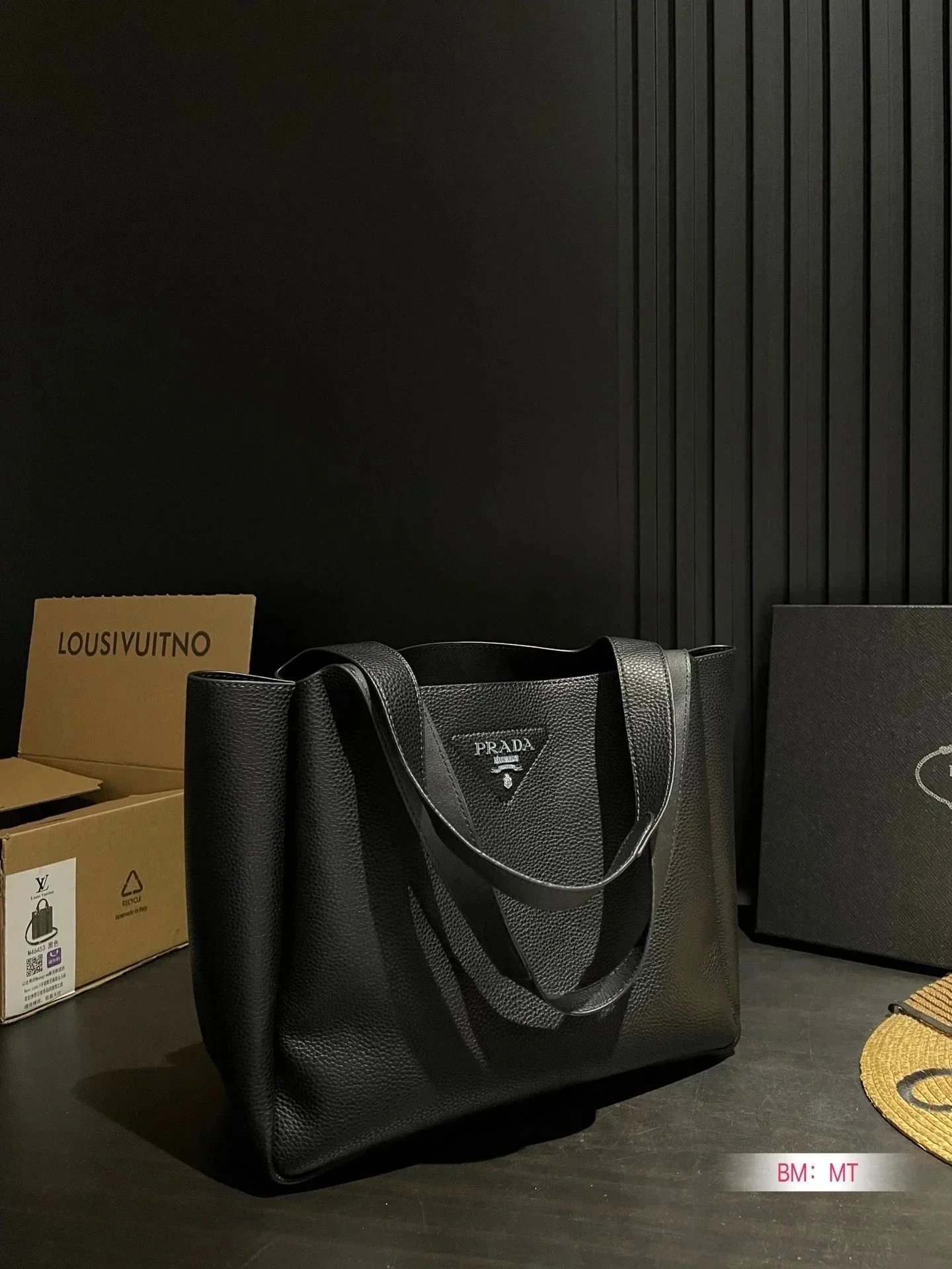 Fashionable and trendy versatile tote bag